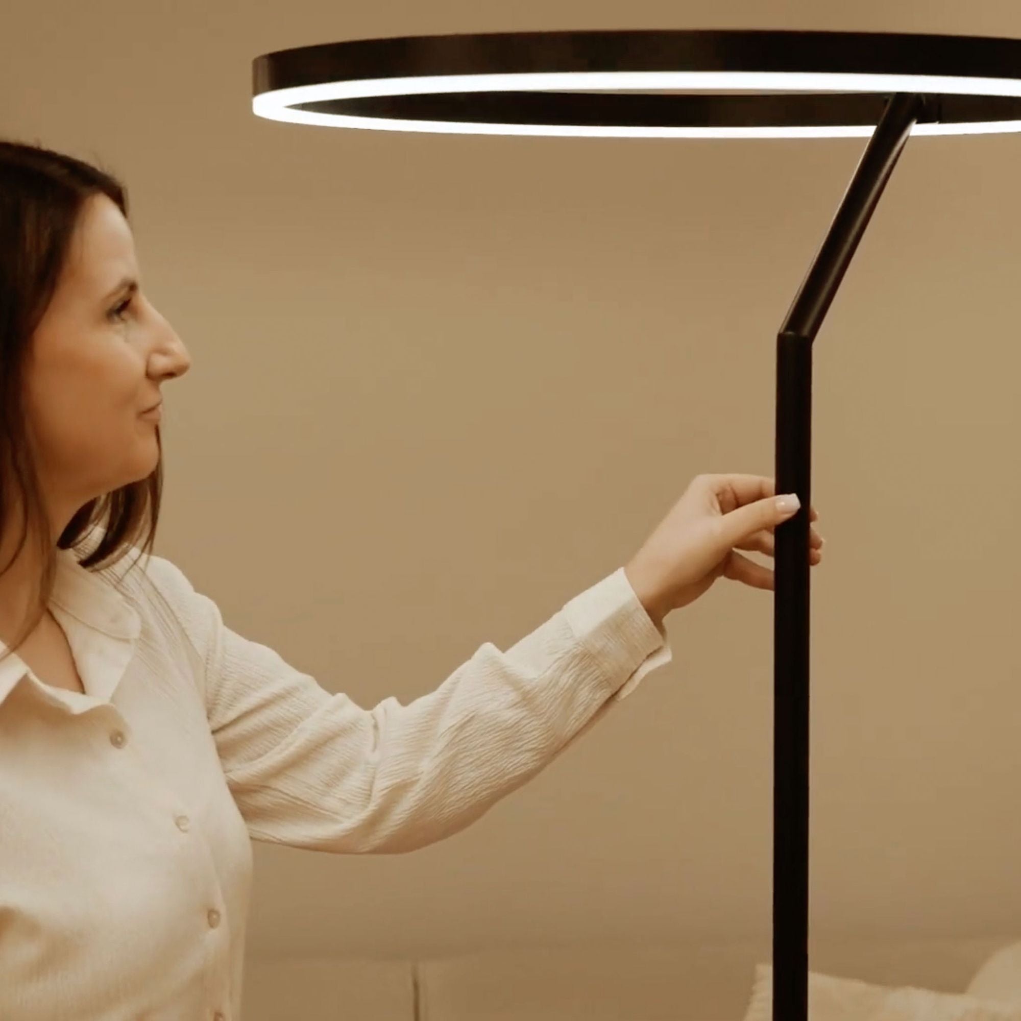 s.luce Ring LED-Stehleuchte Ø 60cm mit Touchdimmer - 189558 - s.luce® - homecoming lights.