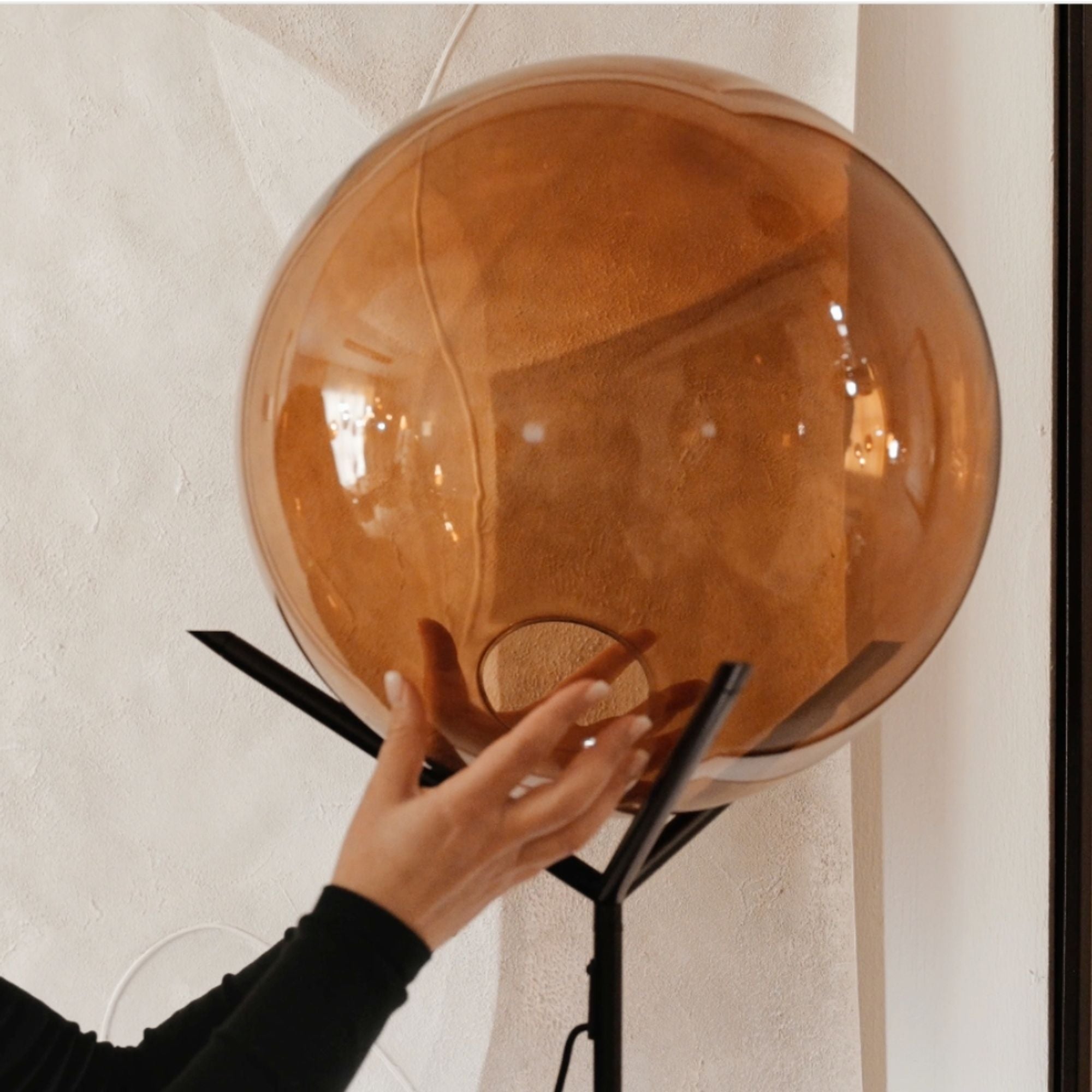 s.luce Stehleuchte Orb Poseidon mit Glaskugel 175cm - 178295 - s.luce® - homecoming lights.