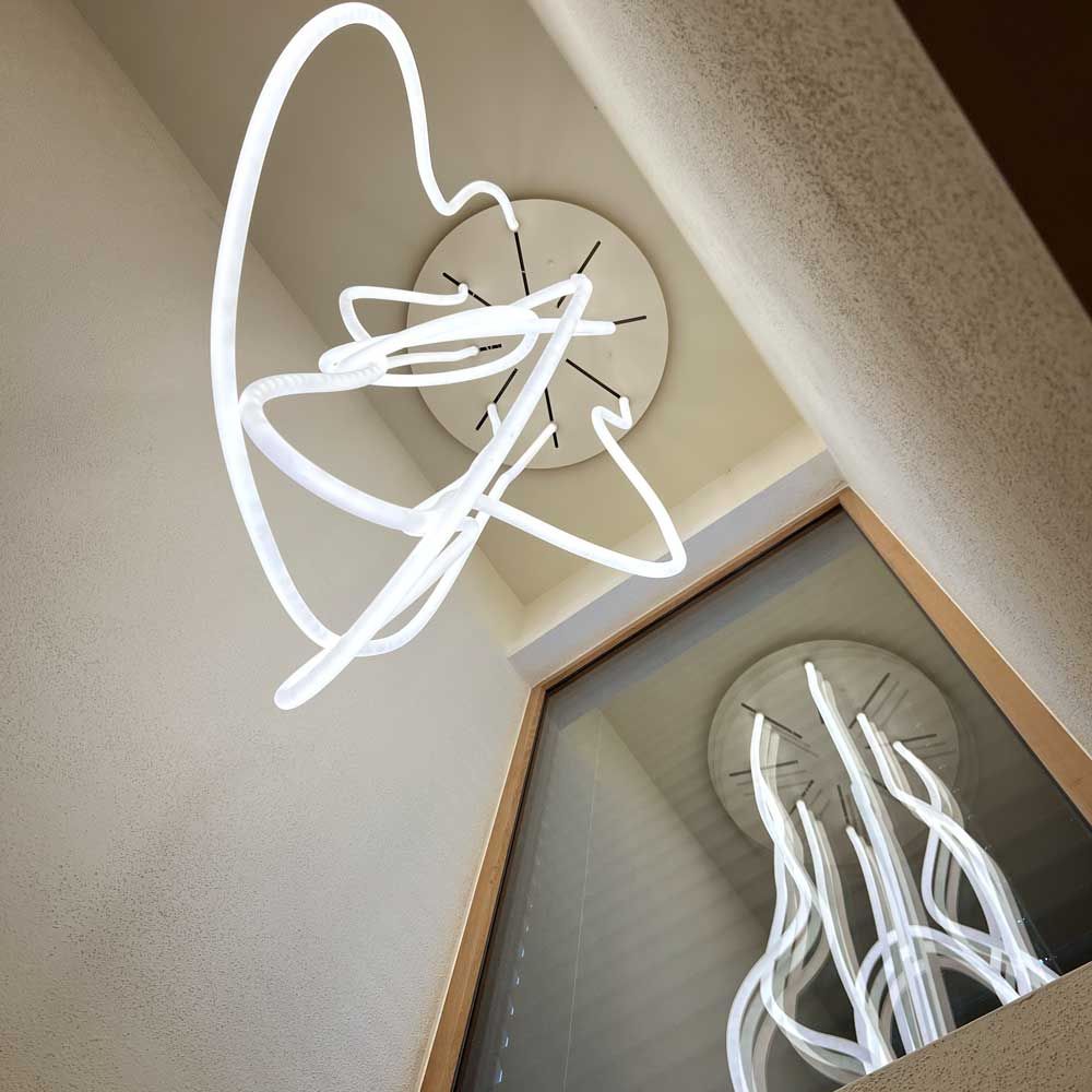 s.luce luminaire LED organique pour galerie XXL Tube lumineux blanc chaud