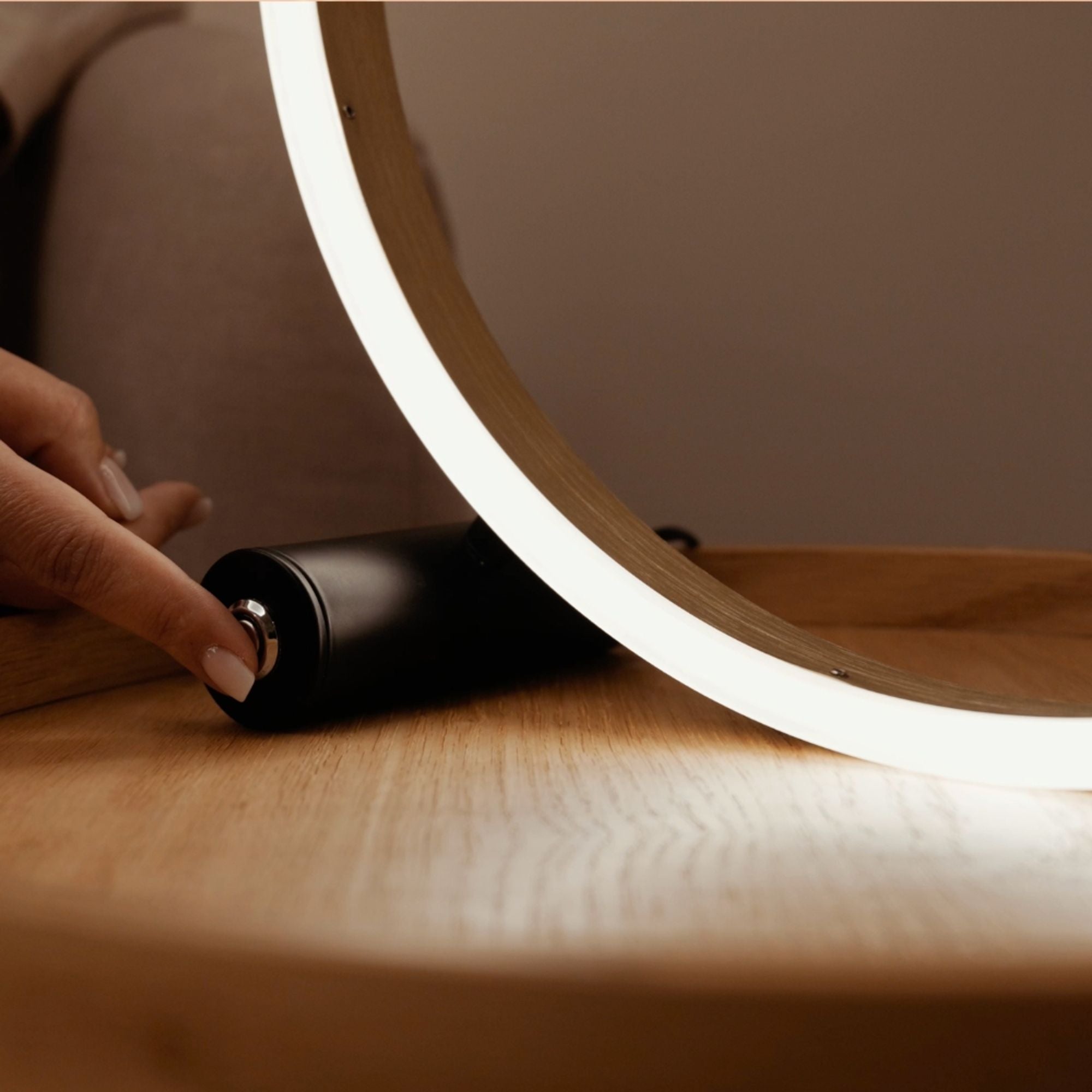 s.luce LED Ring Tischleuchte Direkt oder Indirekt - 177734 - s.luce® - homecoming lights.