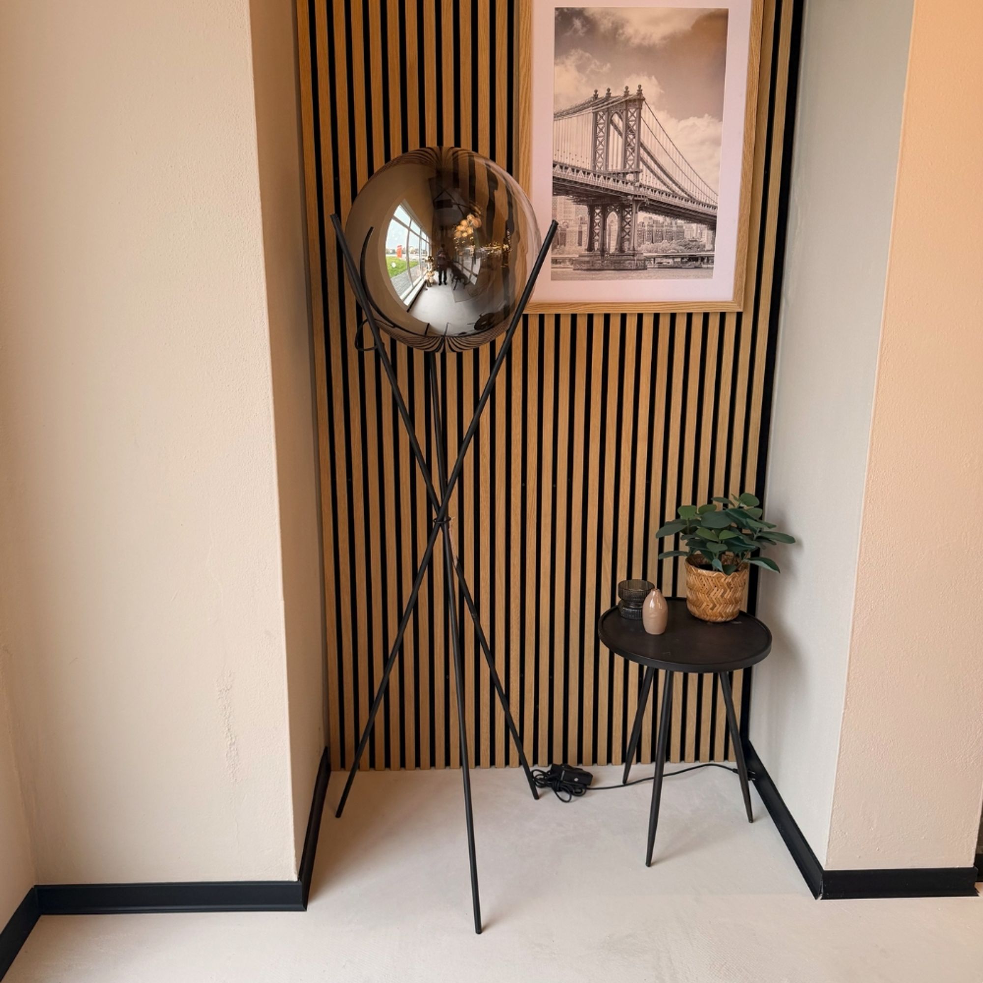 s.luce Orb Axis Glaskugel Stehlampe Dreibein 160cm - 172323 - s.luce® - homecoming lights.