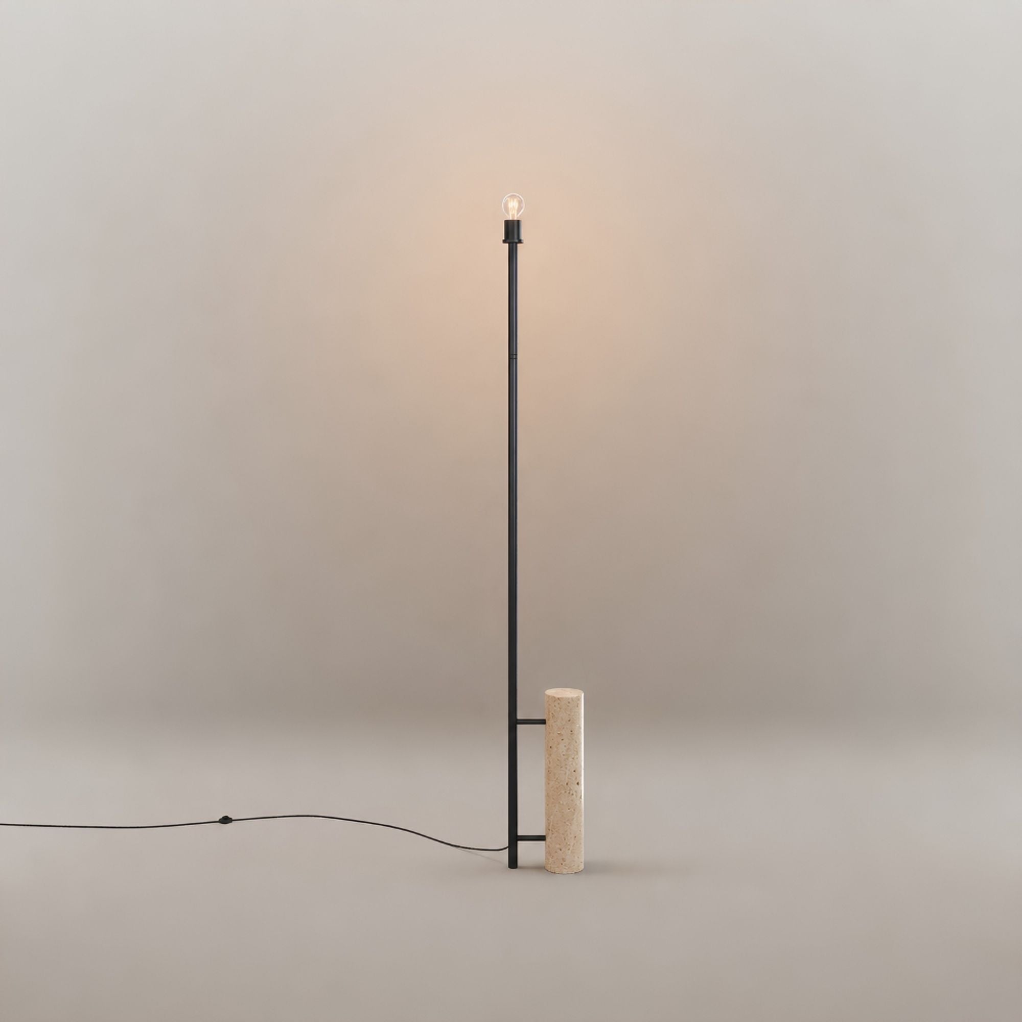 s.luce Echos Stehlampe Travertin-Stein 180cm Schwarz
