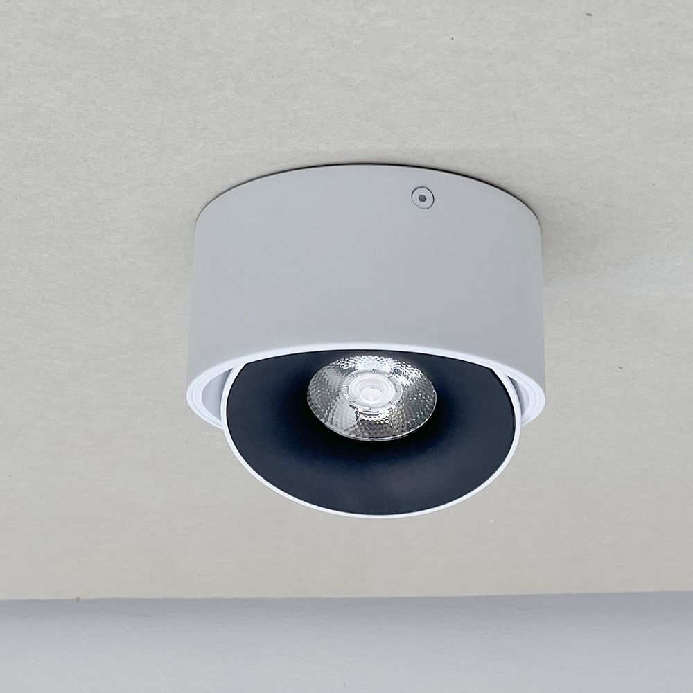 Spot LED à poser orientable et à intensité variable